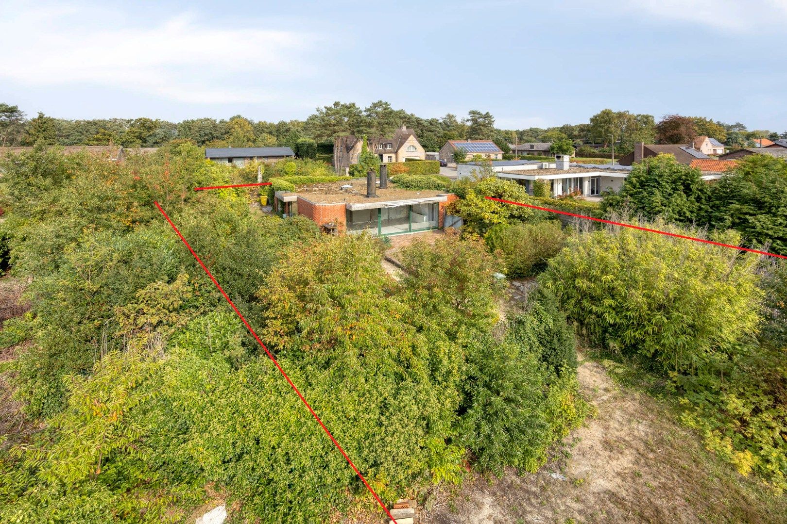 Gunstig gelegen te renoveren woning op mooi perceel van 16a07ca ! foto {{pictureIndex}}