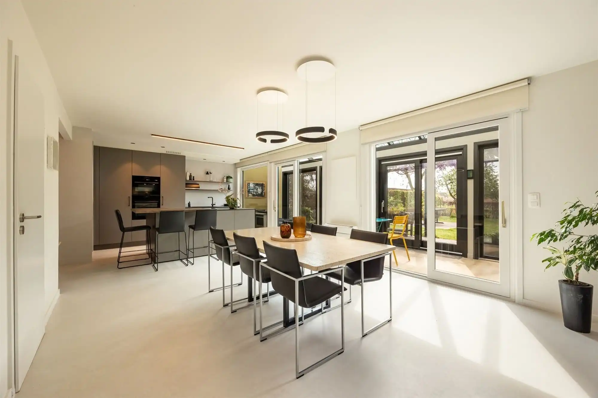 Instapklare en vrijstaande gezinswoning met 3 slpk. en een ruime tuin foto 4