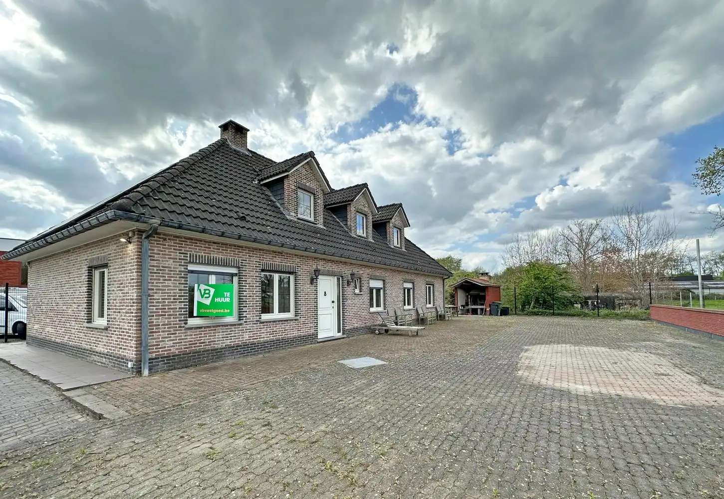 Zeer ruime woning met 4 slaapkamers, groot terras en 2 autostaanplaatsen! foto {{pictureIndex}}