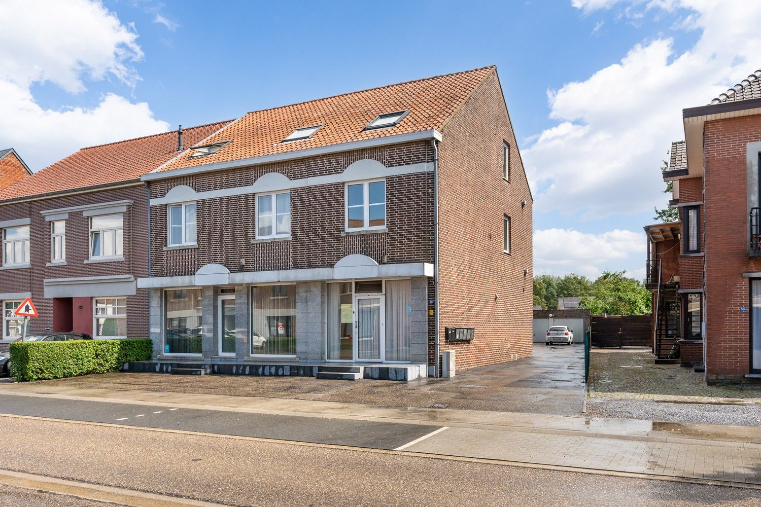 Gebouw met vergunning voor 3 appartementen en een handelspand foto 2