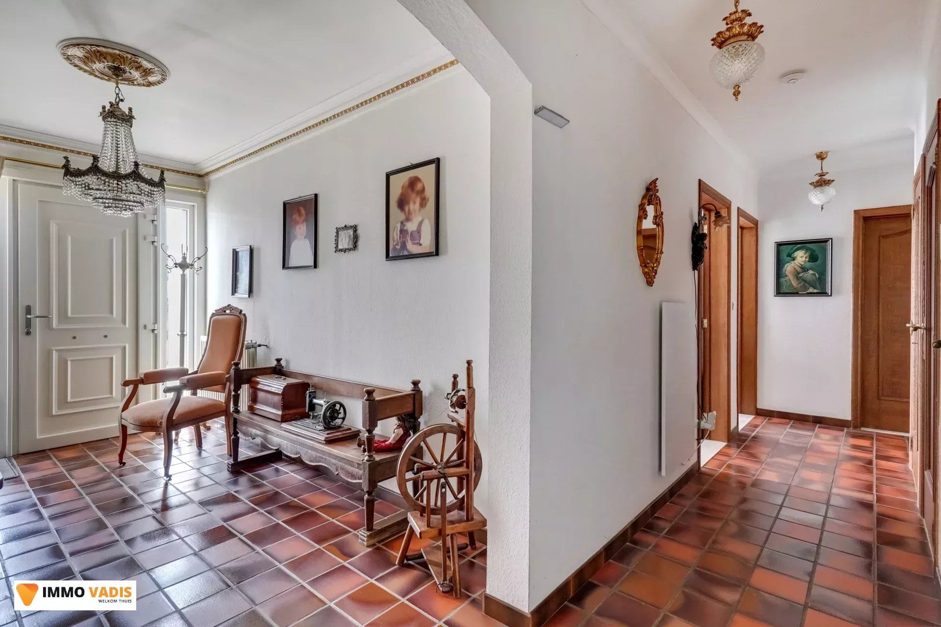 Te koop op lijfrente - Comfortabele villa met drie slaapkamers, twee garages en een magazijn. foto 4