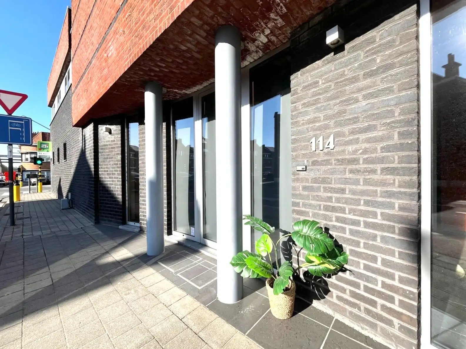 COMMERCIEEL GEBOUW - 214 M² BRUIKBARE RUIMTE foto 2