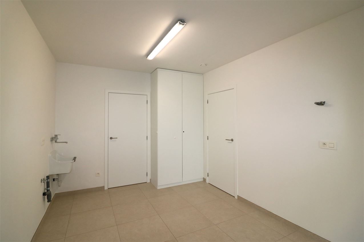  Ruim gelijkvloers app, garage, overdekt terras foto 16