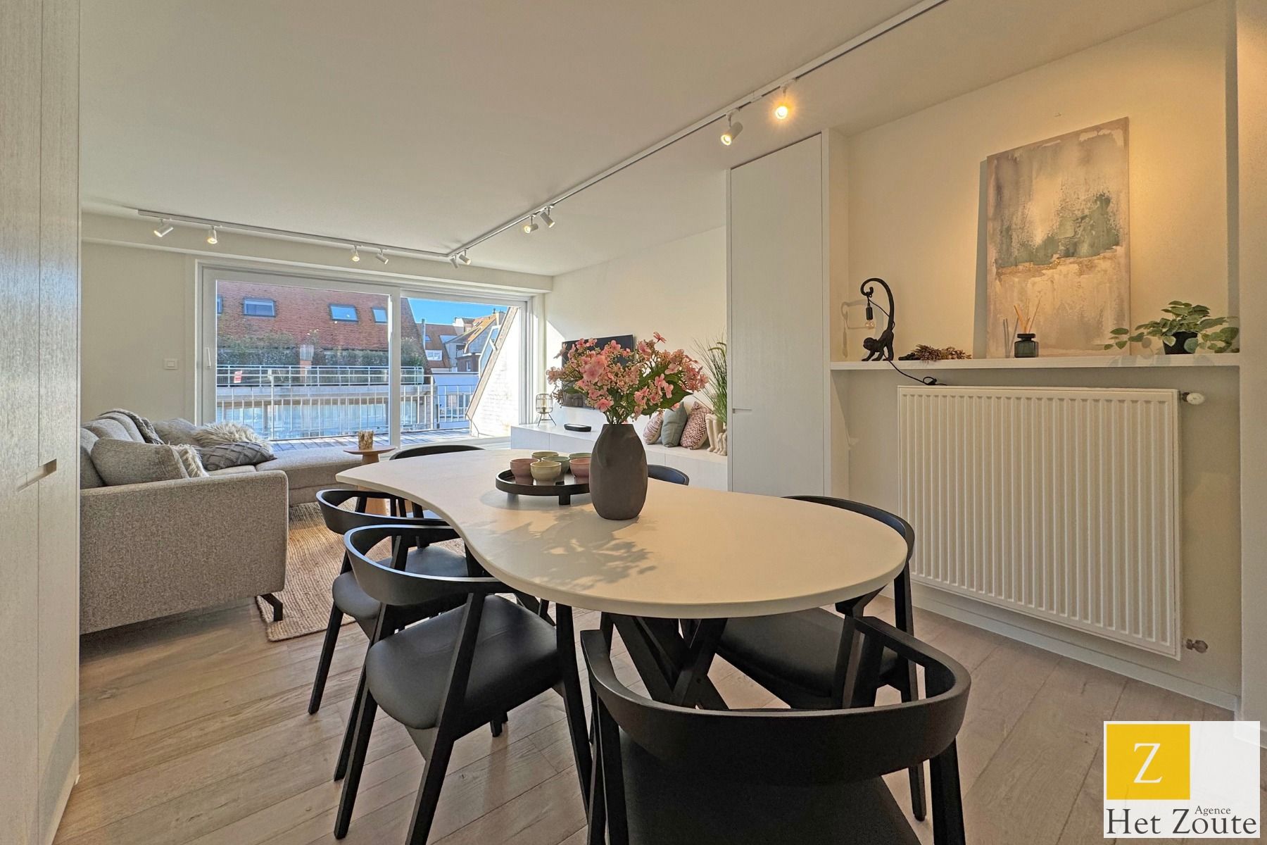 Gerenoveerd appartement met ruim terras te Knokke foto {{pictureIndex}}