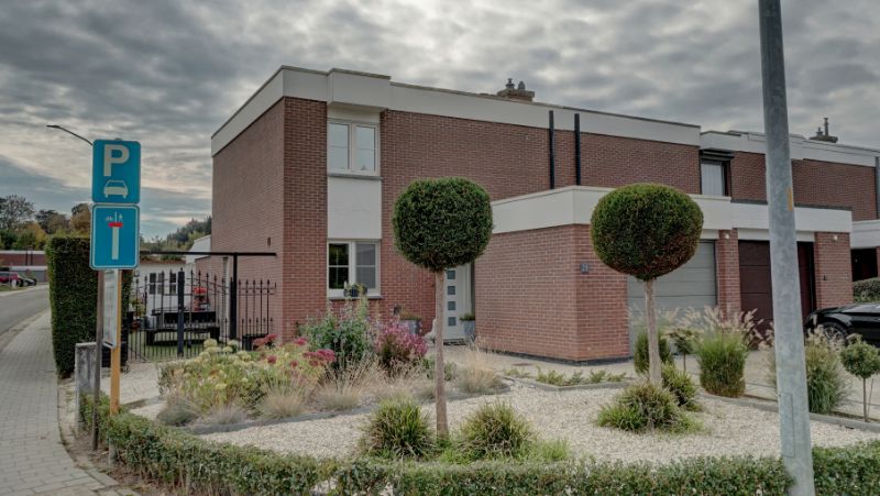 Vernieuwd woonhuis van 140m² met garage en tuin in half-open-bebouwing foto 14