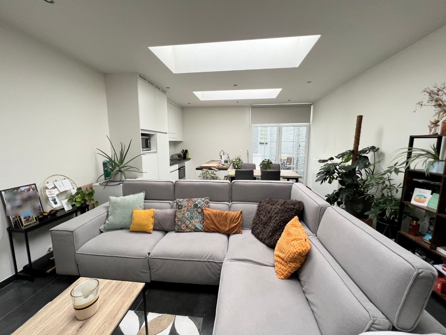 GELIJKVLOERS 1-SLAAPKAMER APPARTEMENT MET TERRAS IN CENTRUM IEPER foto 4