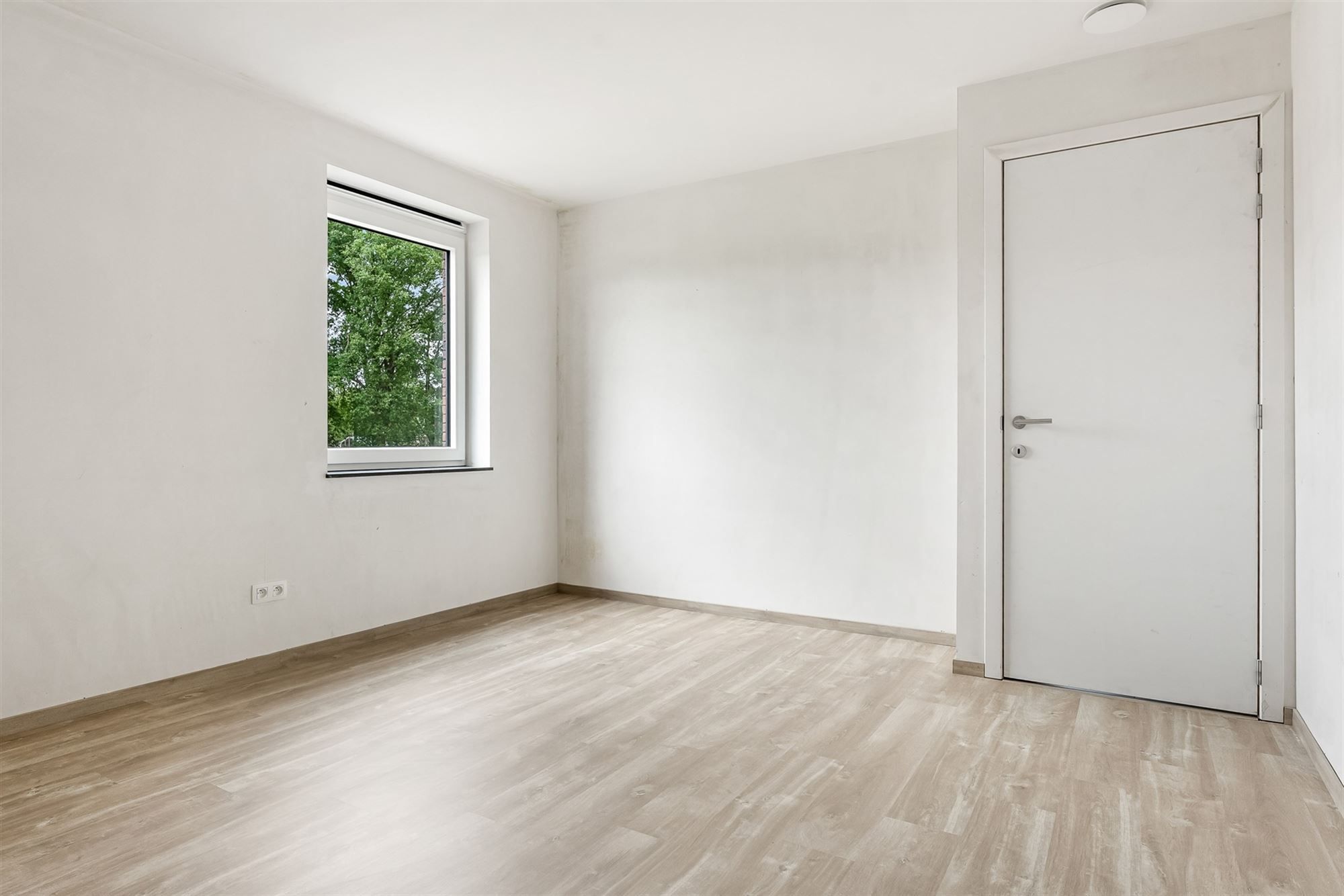 VOLLEDIG AFGEWERKTE NIEUWBOUWWONING IN DOODLOPENDE STRAAT foto 19