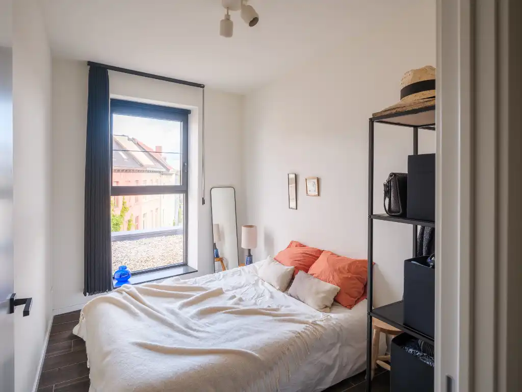 Ruim en lichtrijk dakappartement met twee slaapkamers, bureau en royaal zonneterras in de dynamische omgeving van de Nieuwe Voorhaven. foto 12