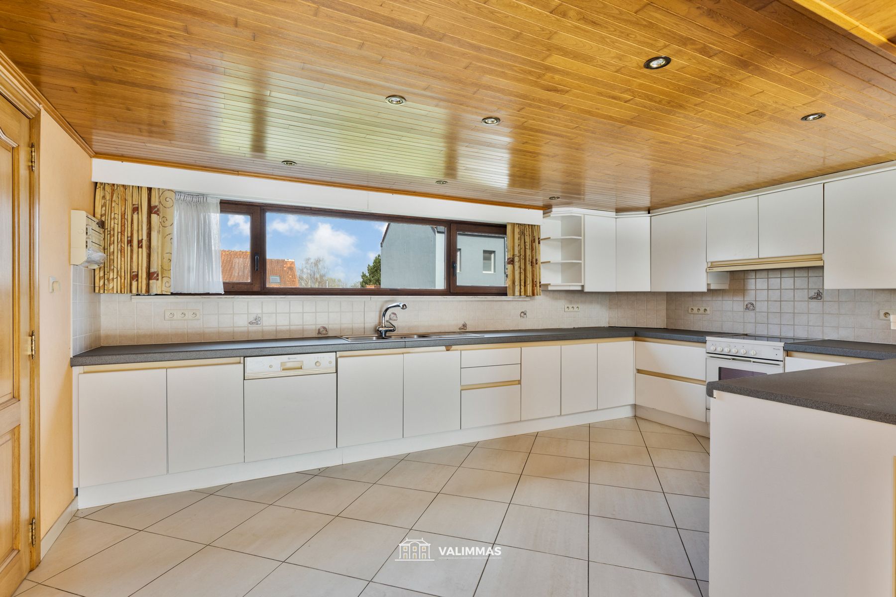 Landelijk gelegen hoeve op 40 are, met bijgebouwen en weide foto 13