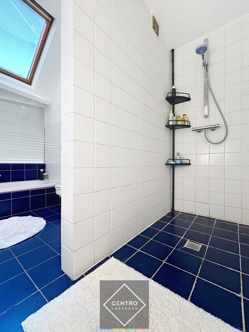 Gelijkvloerse kantoor/praktijkruimte én triplex appartement (met aparte toegangen) op het Kerkplein van Rumbeke! foto 16