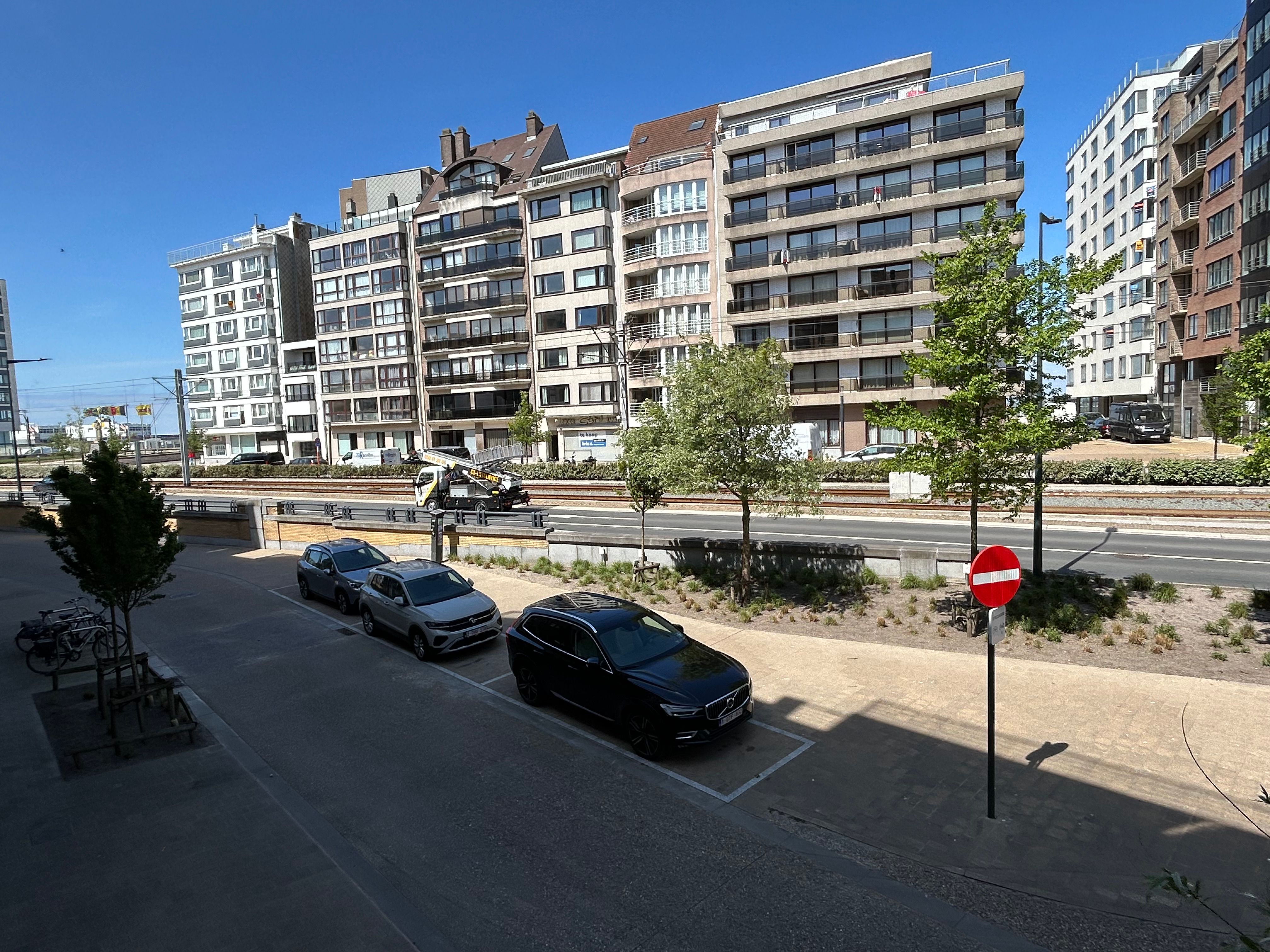 Ruim op te frissen hoekappartement vlakbij de zeedijk foto 2