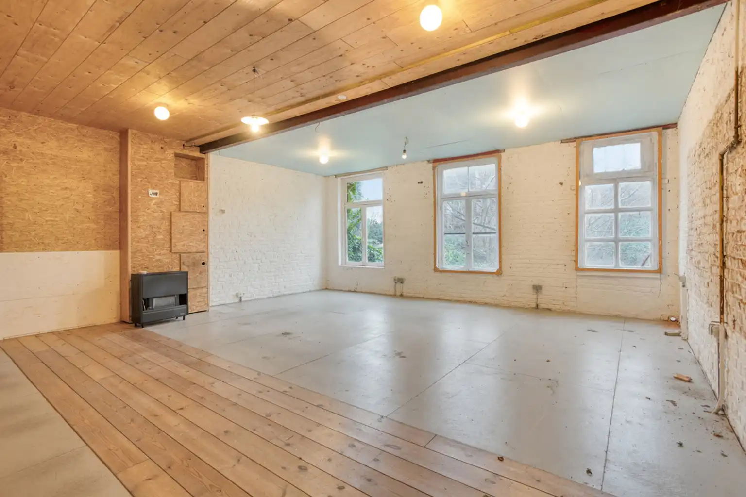 Commercieel gelijkvloers met achterliggend werkplaats foto {{pictureIndex}}