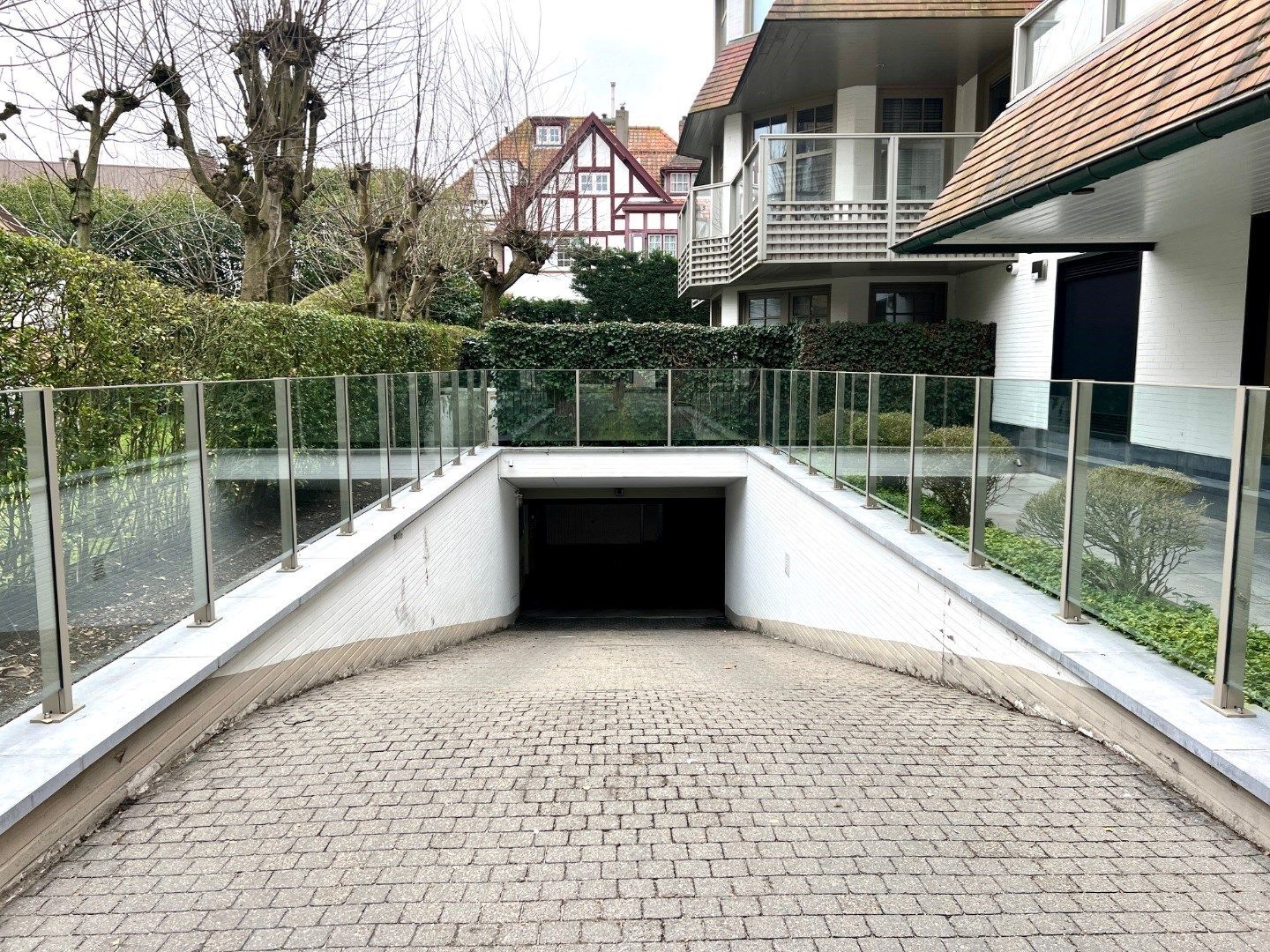 Zeer goed gelegen garagebox langs de Kustlaan- Zoute - Res. Balmoral  foto 2