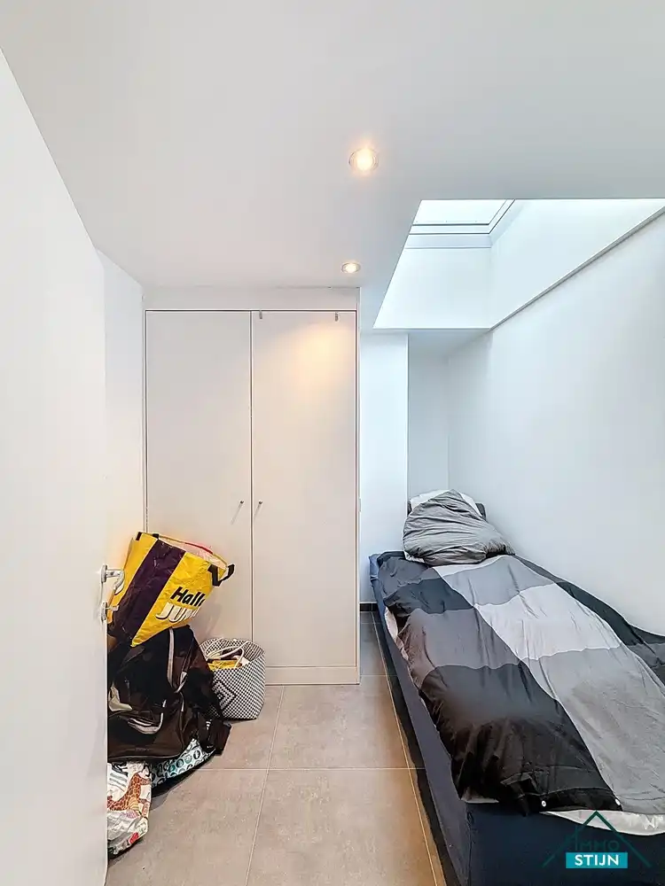 Recente duplex met drie slaapkamers en een garage foto 11