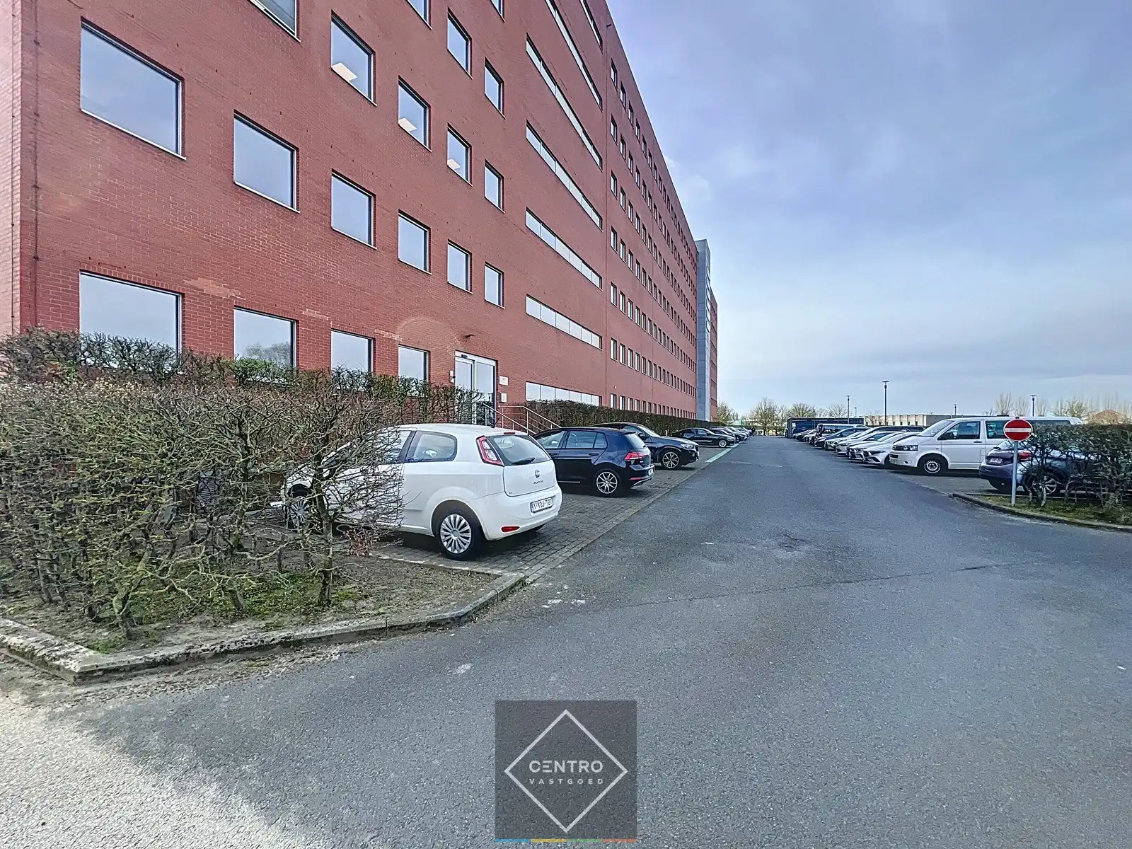 Instapklare KANTOORRUIMTE (± 700 m²) - ALL-IN formule (huur, verbruik, randaccomodatie, etc.) te IEPER. foto 20