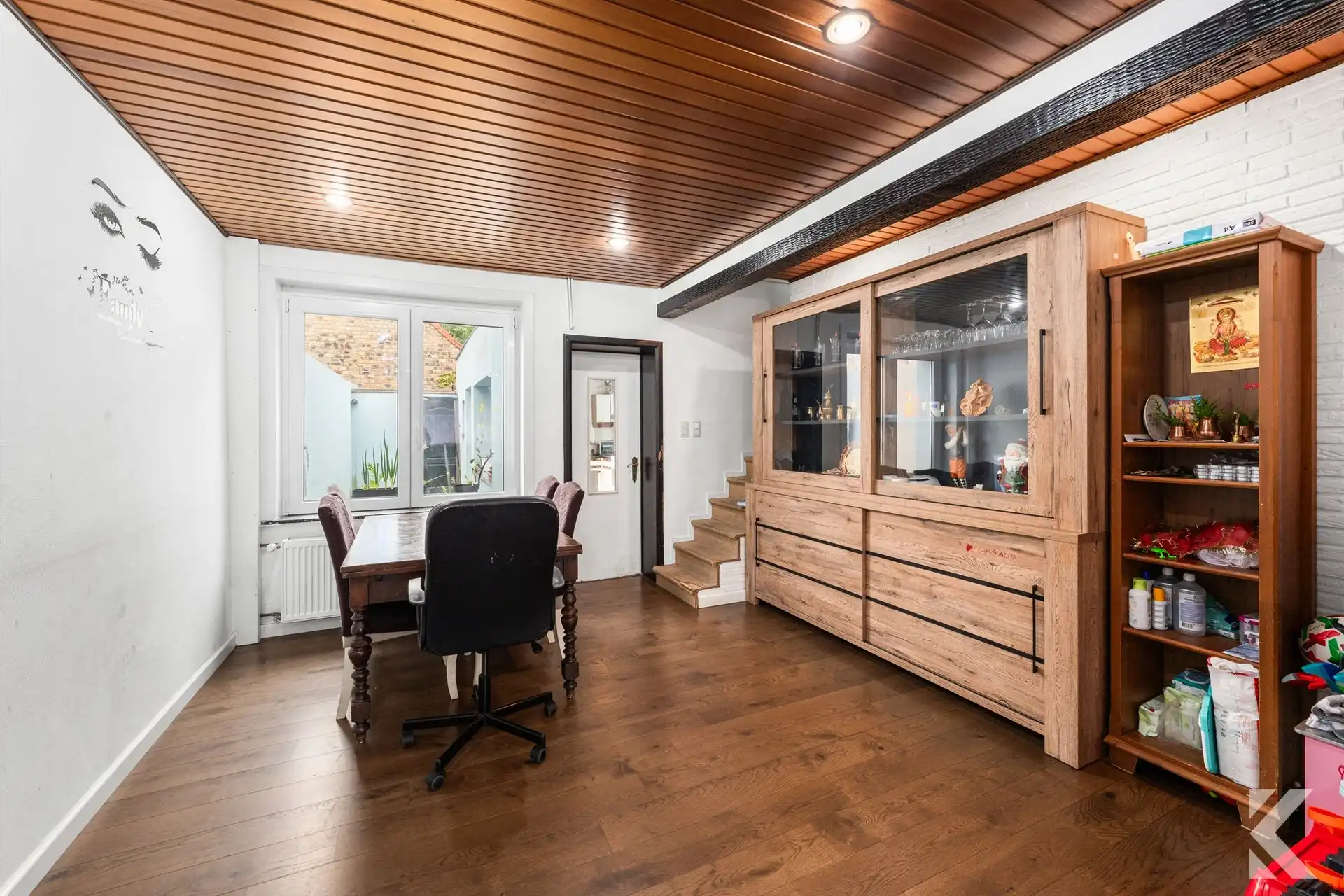 Volledig gerenoveerde woning met 3 slpk, 2 bdk,zonnige koer foto 3