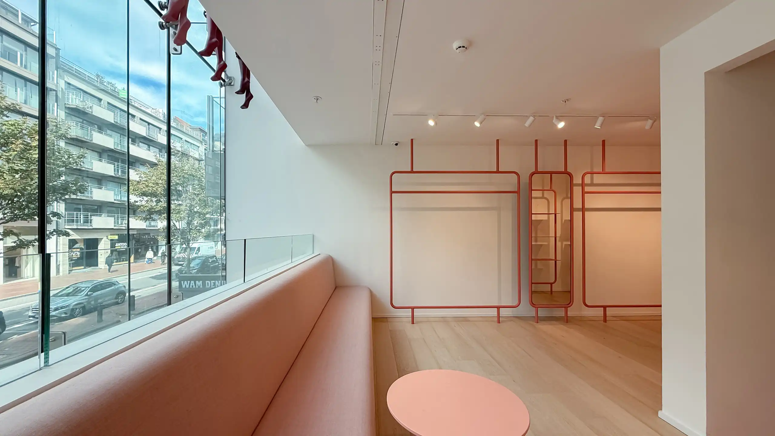 Exclusief winkelpand op toplocatie in de Lippenslaan... foto 3