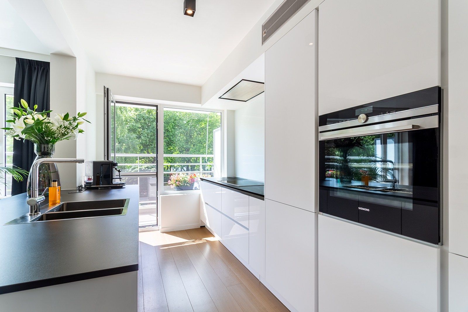 Gerenoveerd appartement met 2 terrassen foto 2