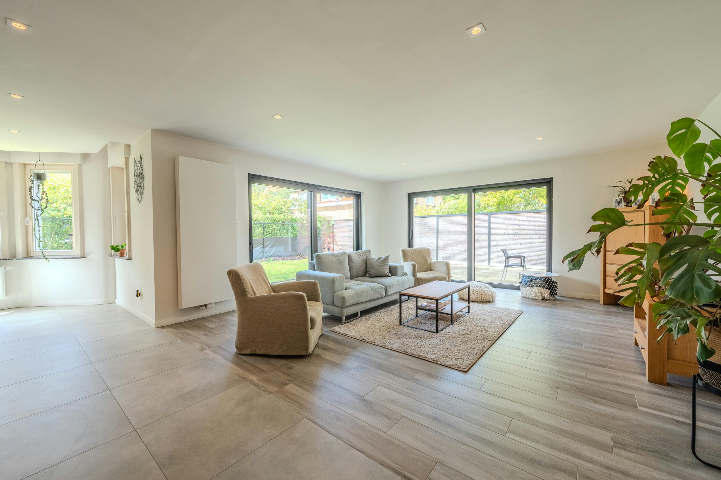 Huis te koop met zes slaapkamers en zongerichte tuin. foto {{pictureIndex}}