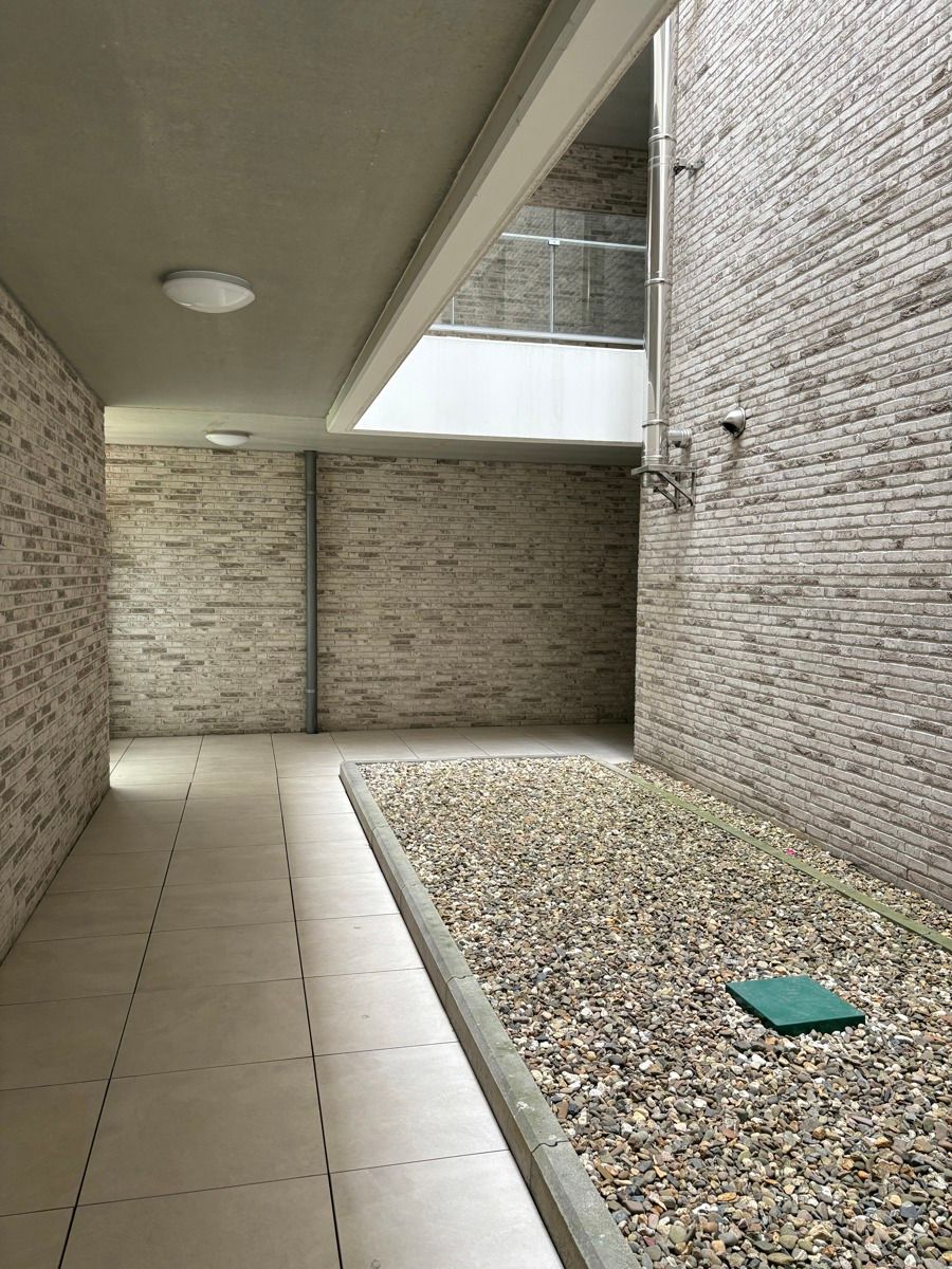 Grote glaspartij naar tuin/terras + recent esthetisch gebouw foto 16