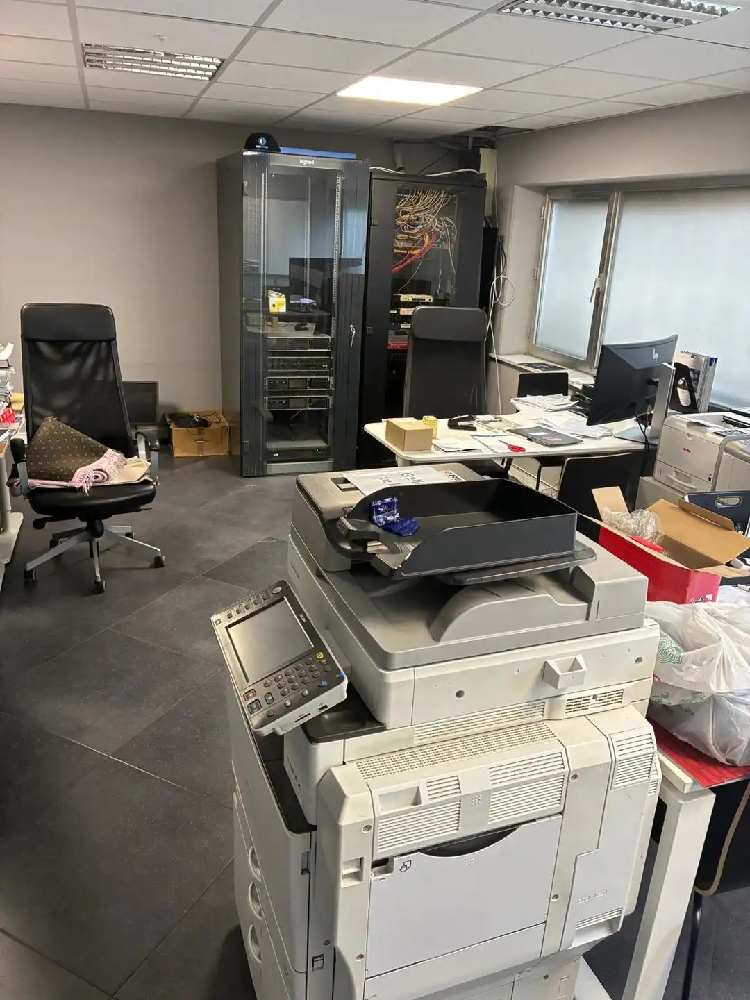 Merksem-haven: magazijn met kantoren en ruime parking foto 5