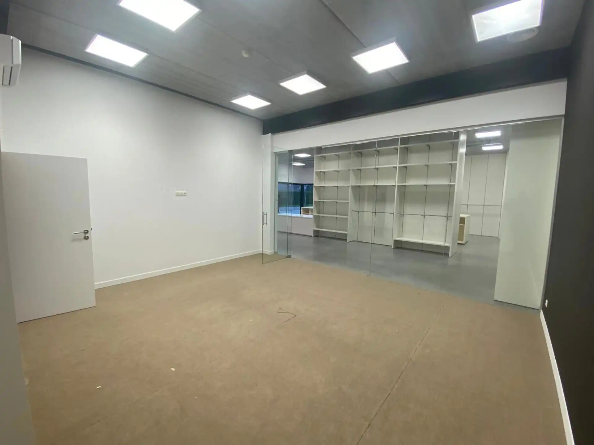 Zo goed als nieuw bedrijfsgebouw te huur in Sint-Niklaas foto 13