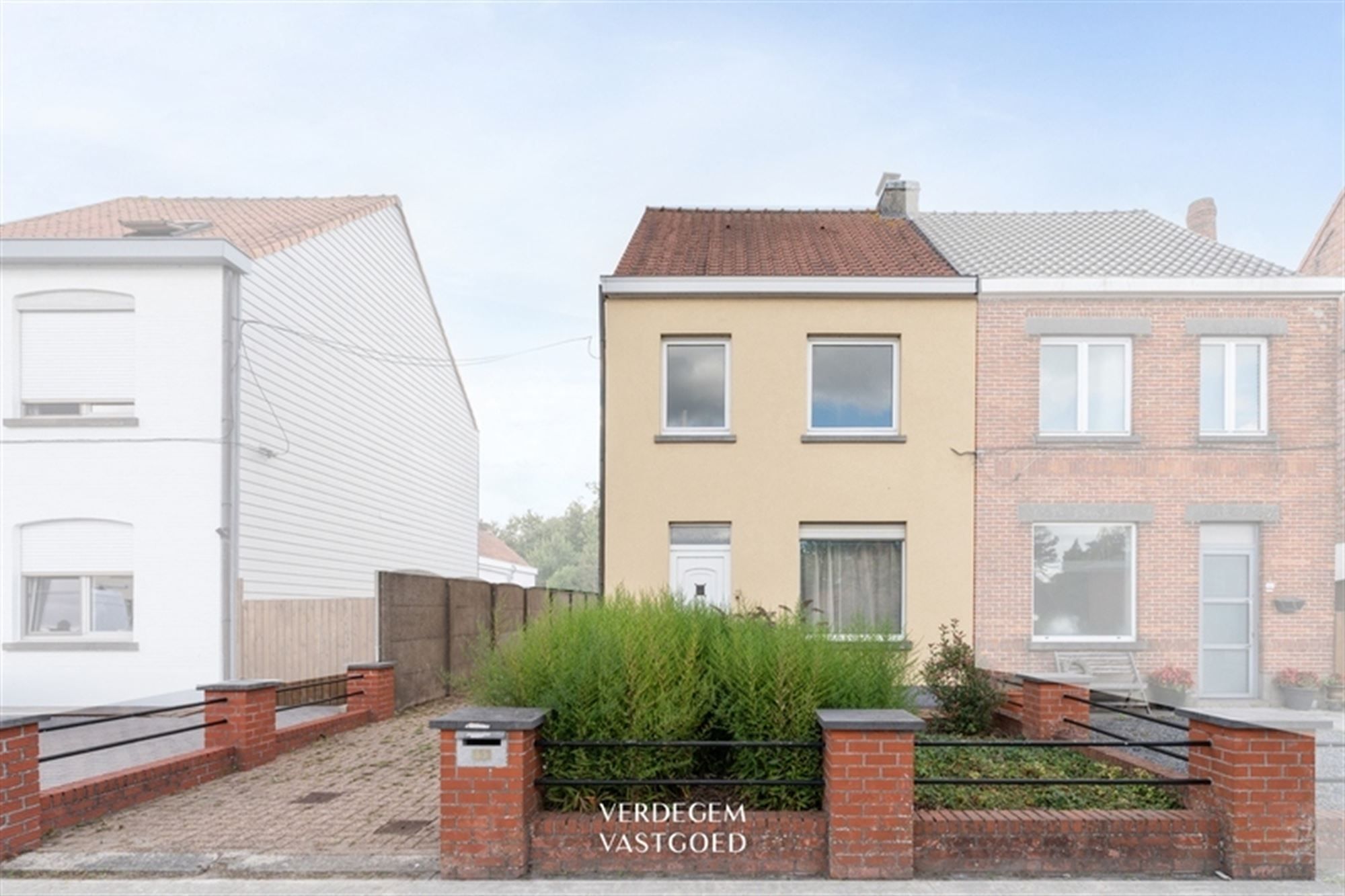 Hoofdfoto van de publicatie: Woning met 2+1 slaapkamers, grote garage en tuin