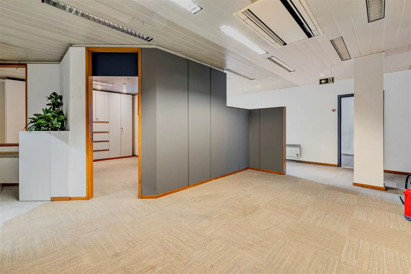 Centraal gelegen zeer ruim commercieel pand met 5 parkeerplaatsen foto 9