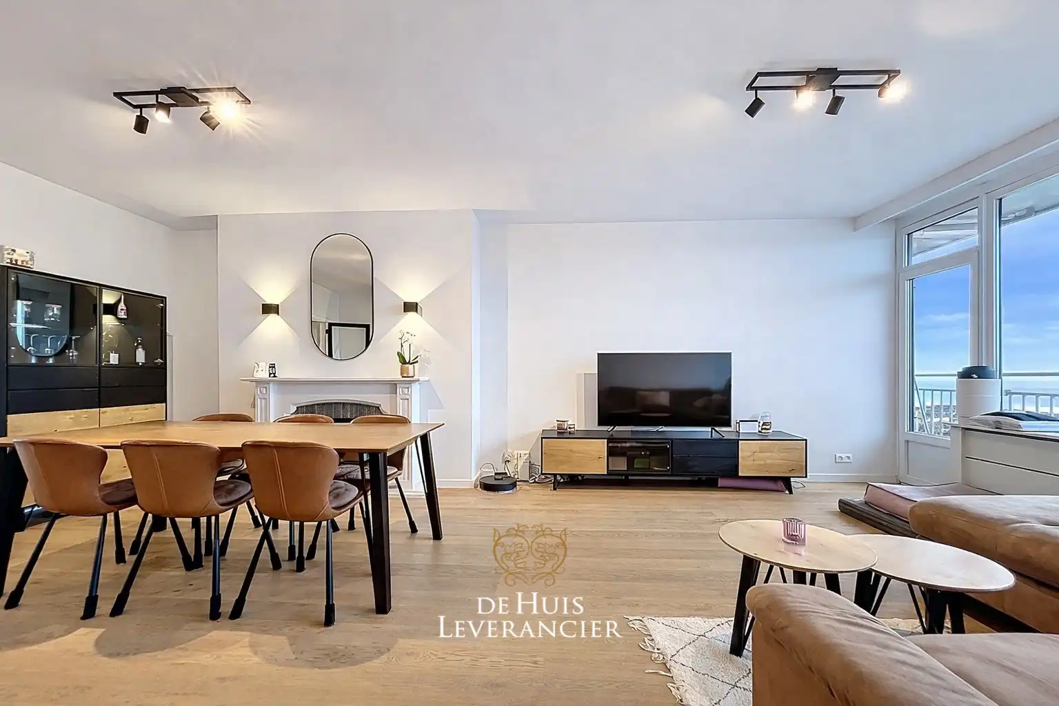 centraal gelegen, gerenoveerd appartement met panoramische zicht op 2 terrassen foto {{pictureIndex}}