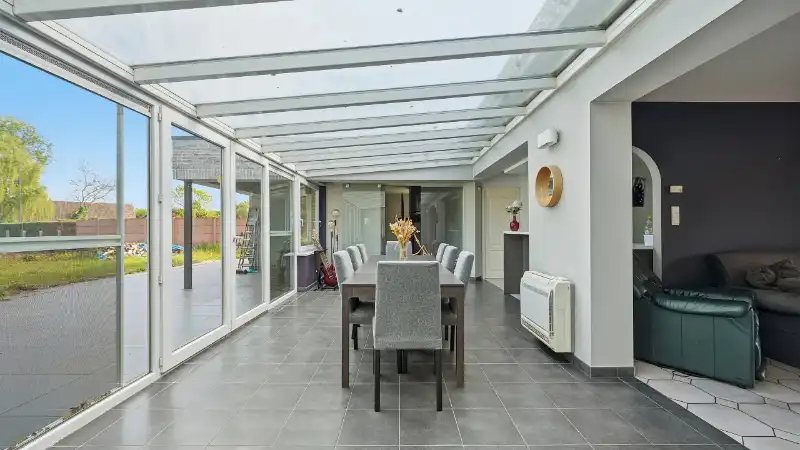 Villa van 265m² op 15 are met kantoor-praktijkruimte van 25m² en 3 slaapkamers foto 6