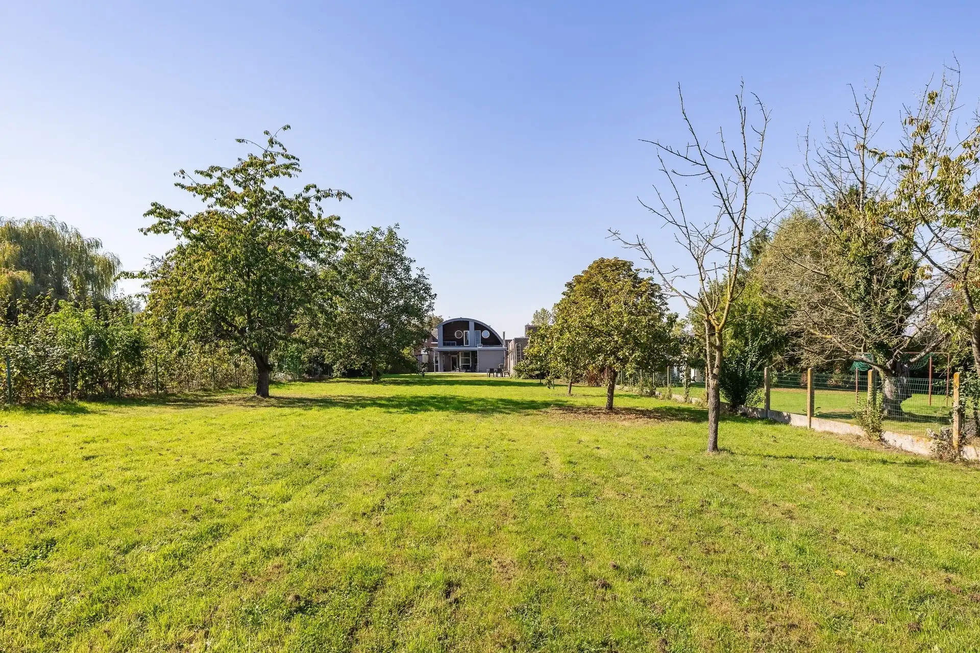 Karaktervolle architectenwoning op een perceel van ruim 25 are met diepe, oostgerichte tuin foto 8
