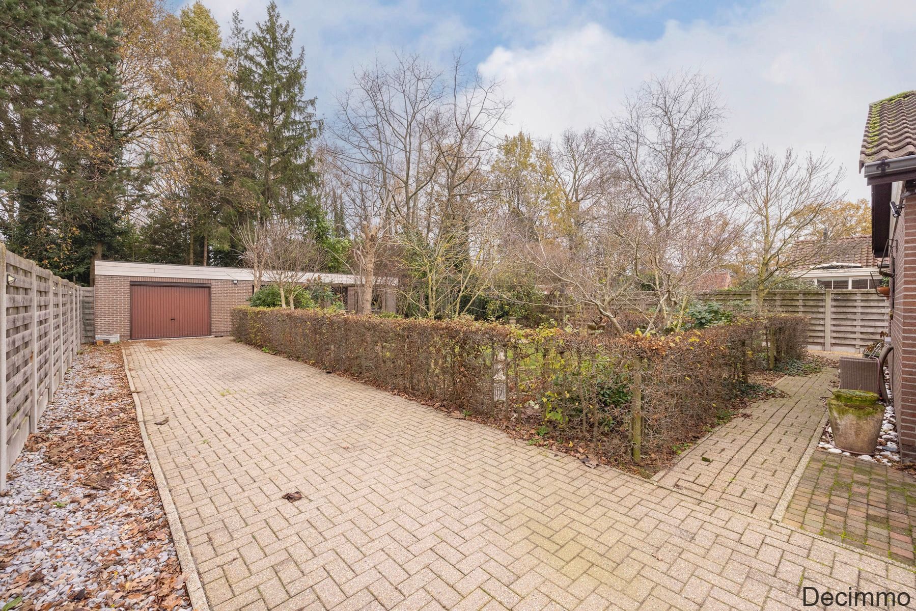 Rustig gelegen gelijkvloers landhuis op ca. 801 m² grond foto 2