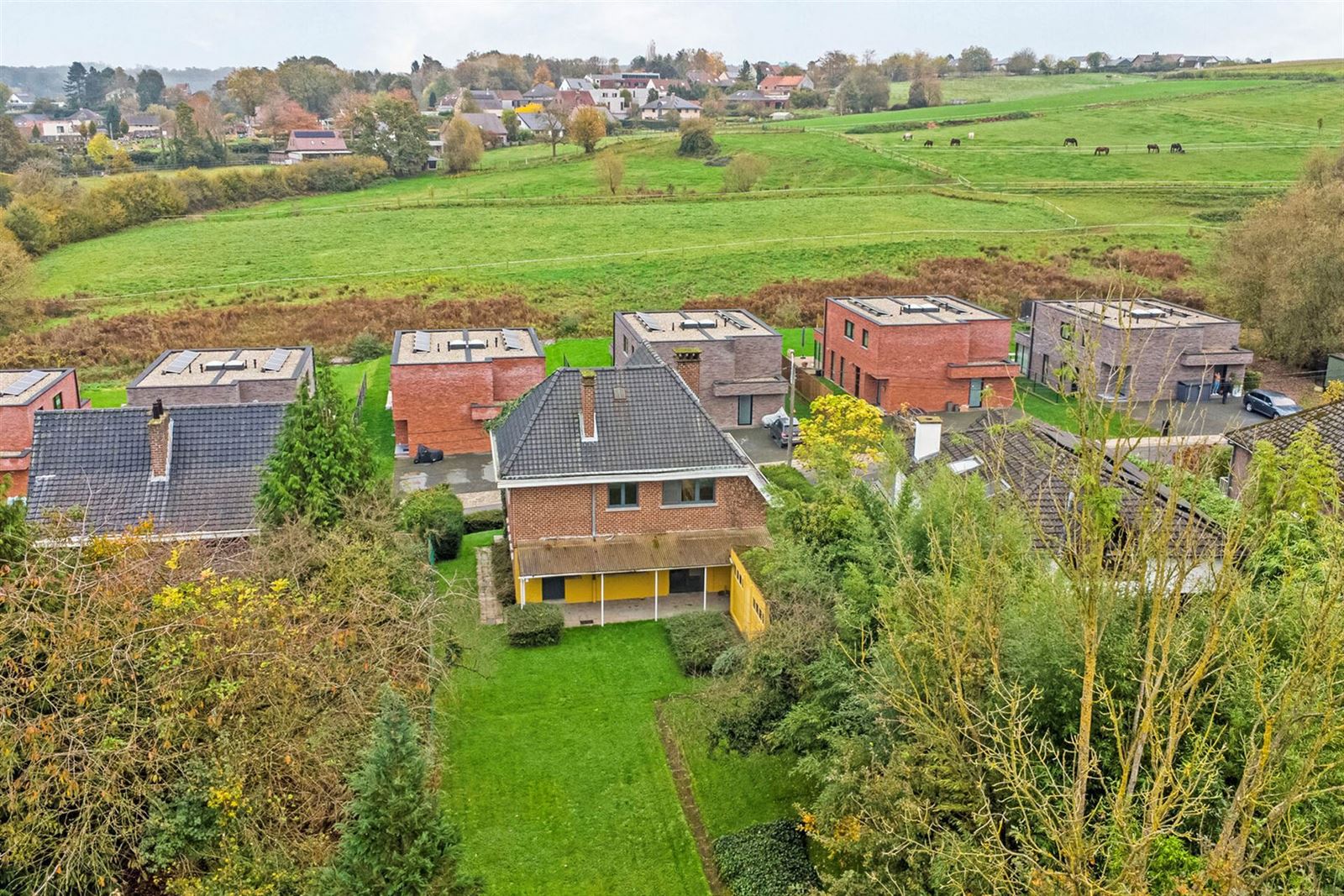 Woning met 3 slaapkamers, garage en tuin foto 3