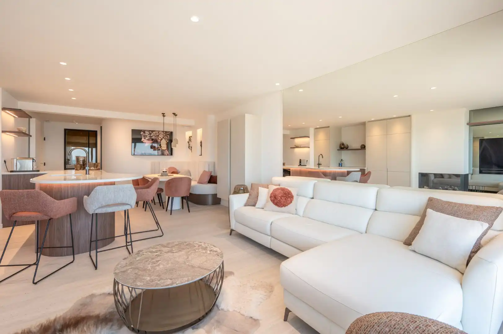 Zeedijk Zoute: Fenomenaal en frontaal zeezicht vanop een totaal gerenoveerd appartement  foto 2