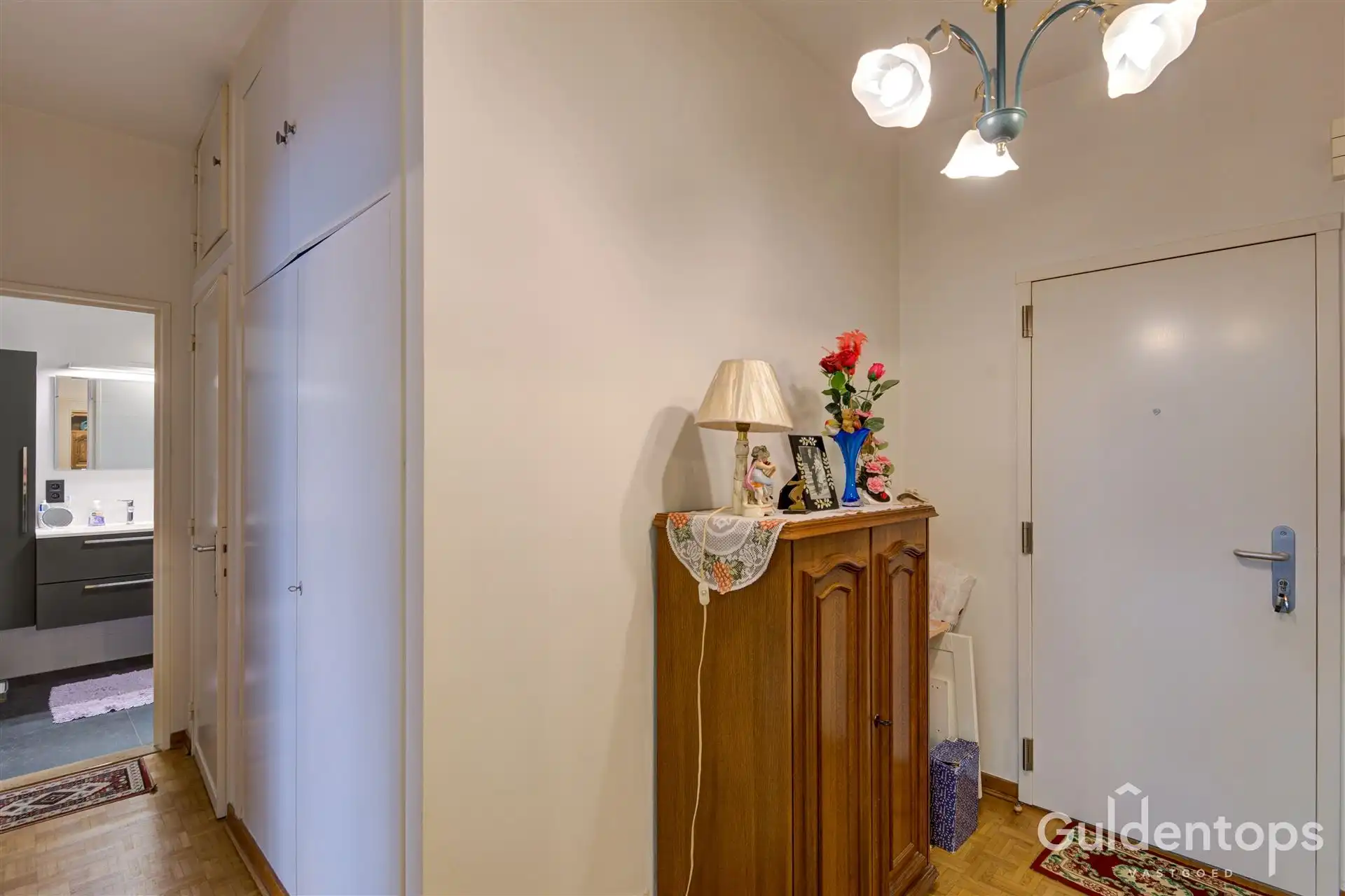 Ruim en lichtrijk 1 slker appartement met terras en parking foto 6