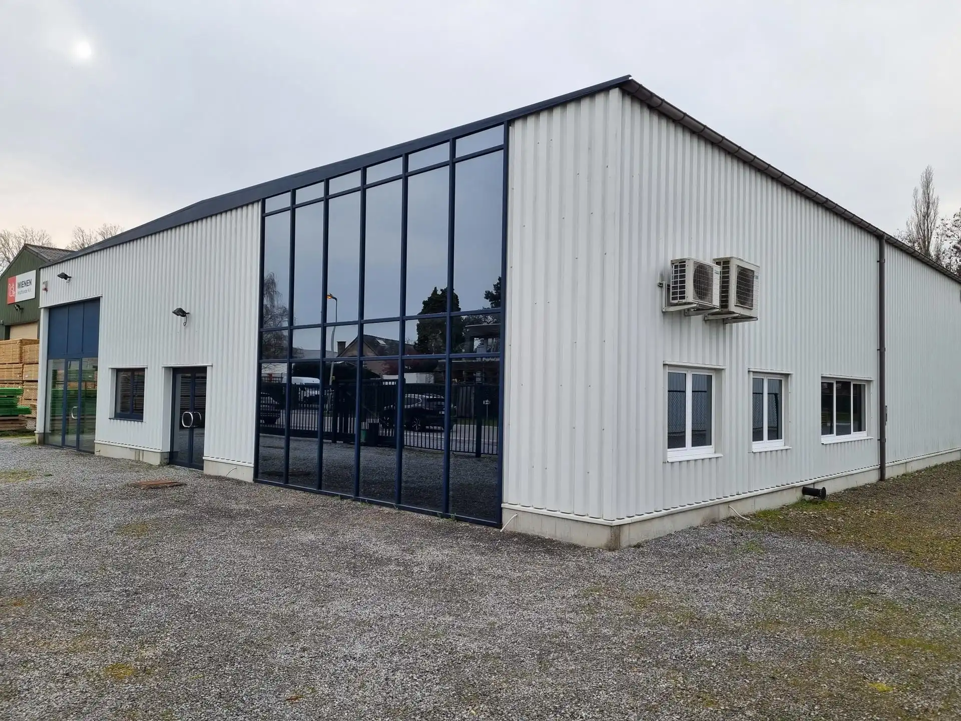 TE HUUR: bedrijfsgebouw van 1200m² met kantoren foto 2