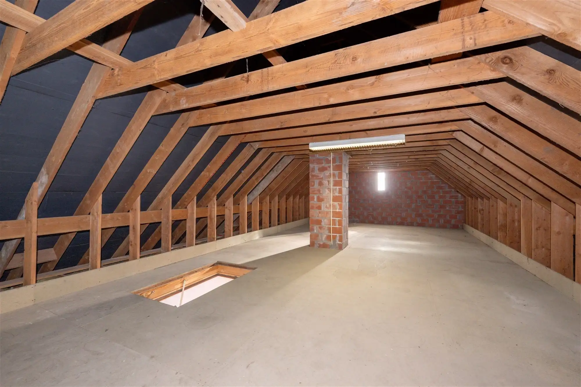 Kloeke halfopen woning met 2 garages en tuin foto 18