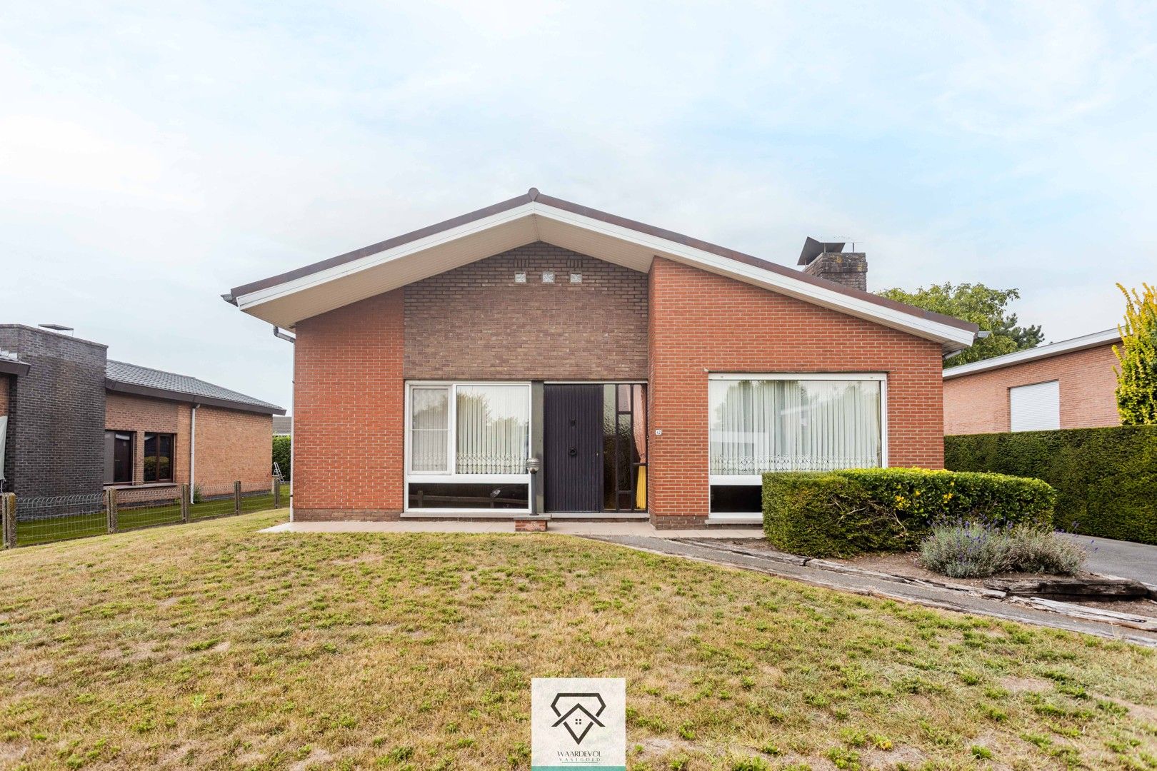 Stevige bungalow met 3 slaapkamers, tuin rondom en garage – centraal in Evergem foto 2