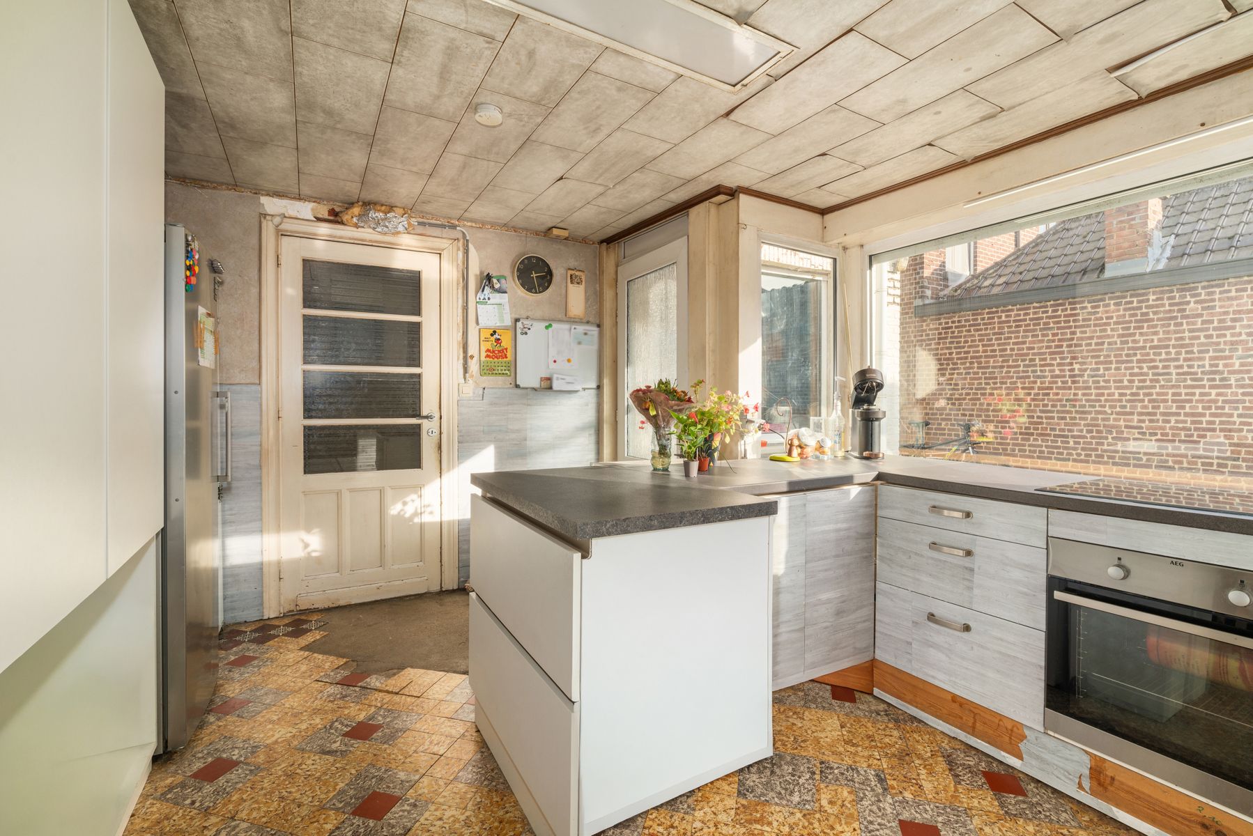 TE KOOP - deels gerenoveerde woning met 4 slaapkamers foto 6