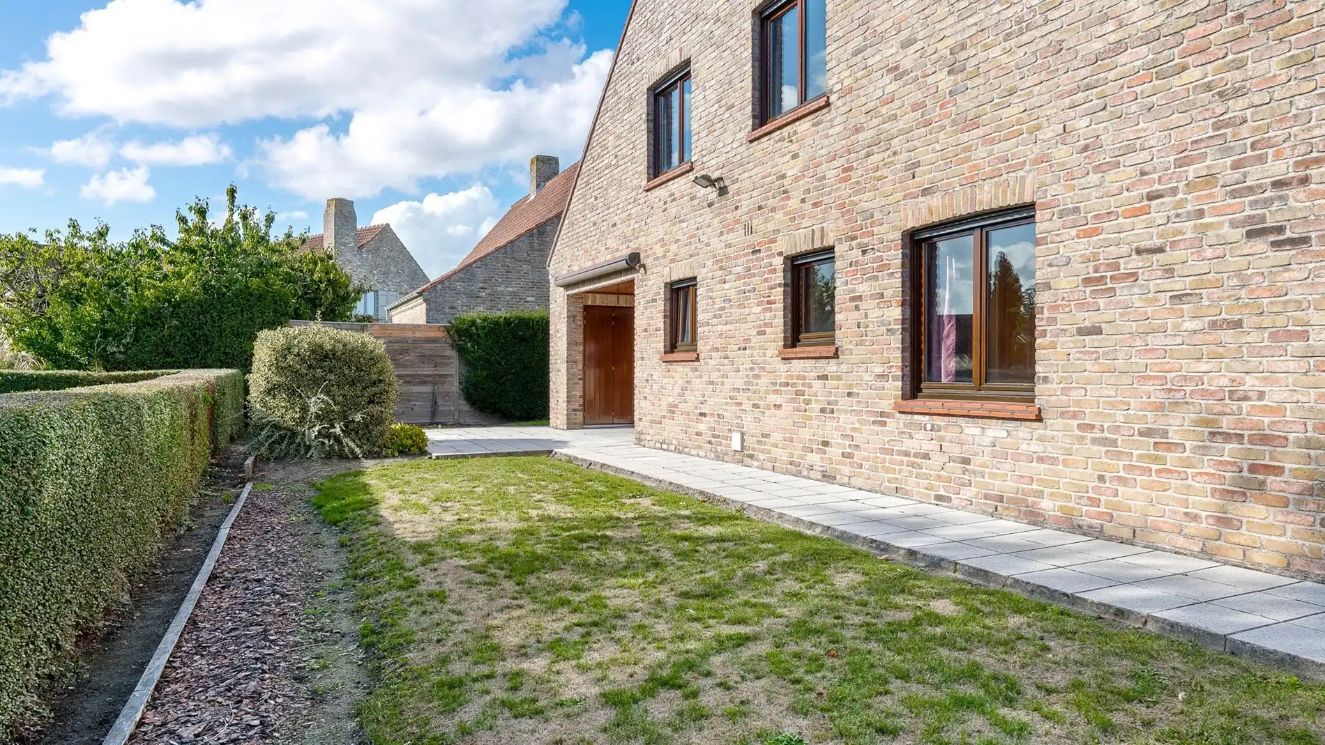Solide en alleenstaande villa te Brugge foto 13