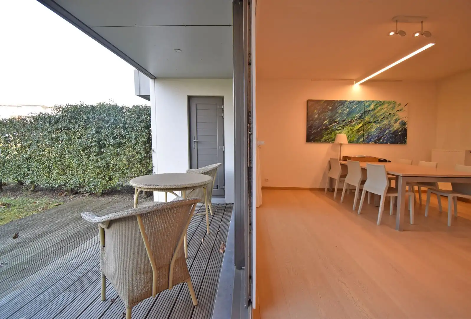 INSTAPKLAAR GELIJKVLOERS APPARTEMENT MET ZONNIGE TUIN EN GARAGE foto 2