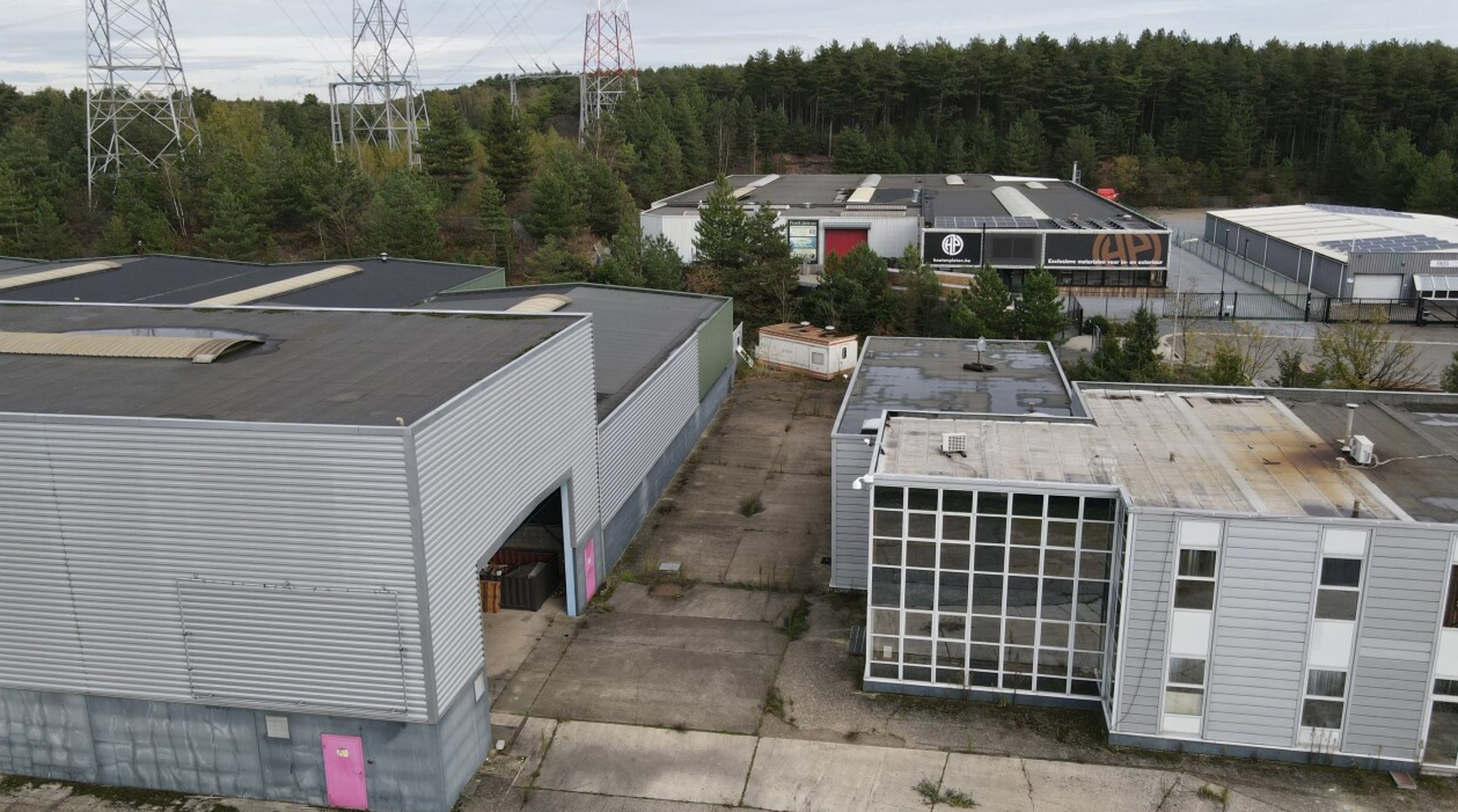 KMO-unit te huur gelegen in de Zevenputtenstraat, Zuttendaal foto {{pictureIndex}}