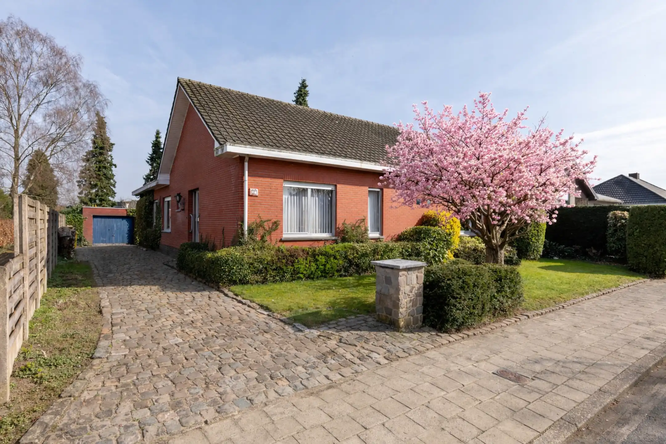 Laagbouwwoning met 4 slks, garage in kindvriendelijke wijk foto 2