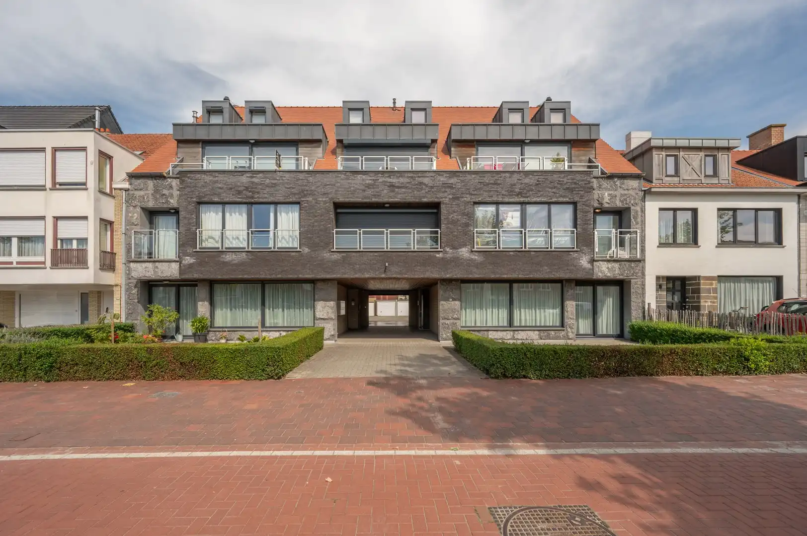 Zonnig duplex-appartement met 3 slaapkamers & mog. garagebox. foto {{pictureIndex}}