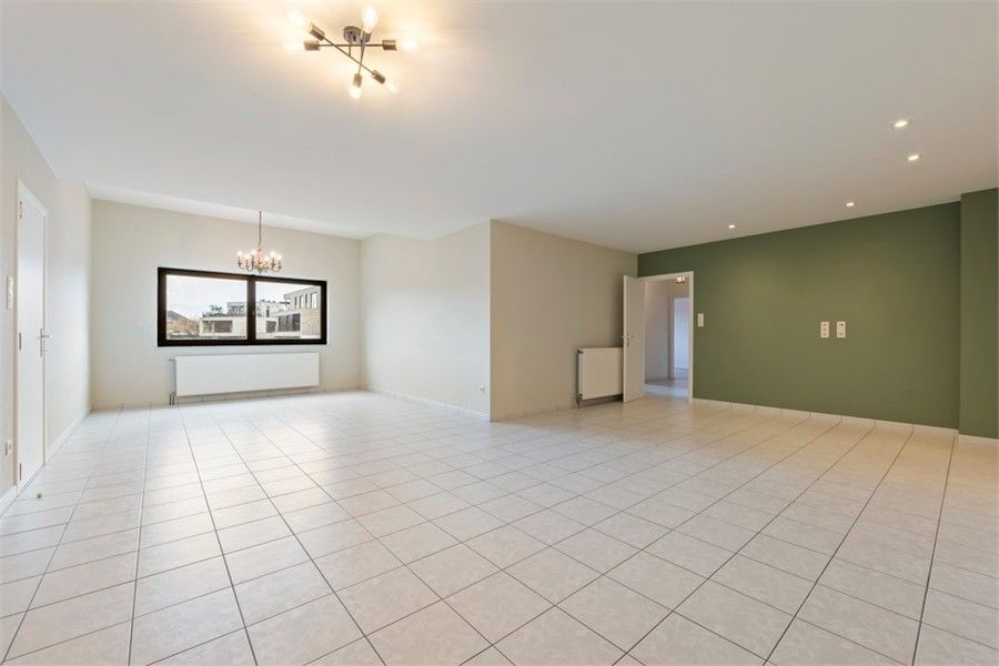 RUIM GELIJKVLOERS APPARTEMENT MET 3 SLKS EN EEN STAANPLAATS OP WANDELAFSTAND VAN HET CENTRUM VAN SINT-TRUIDEN foto 7