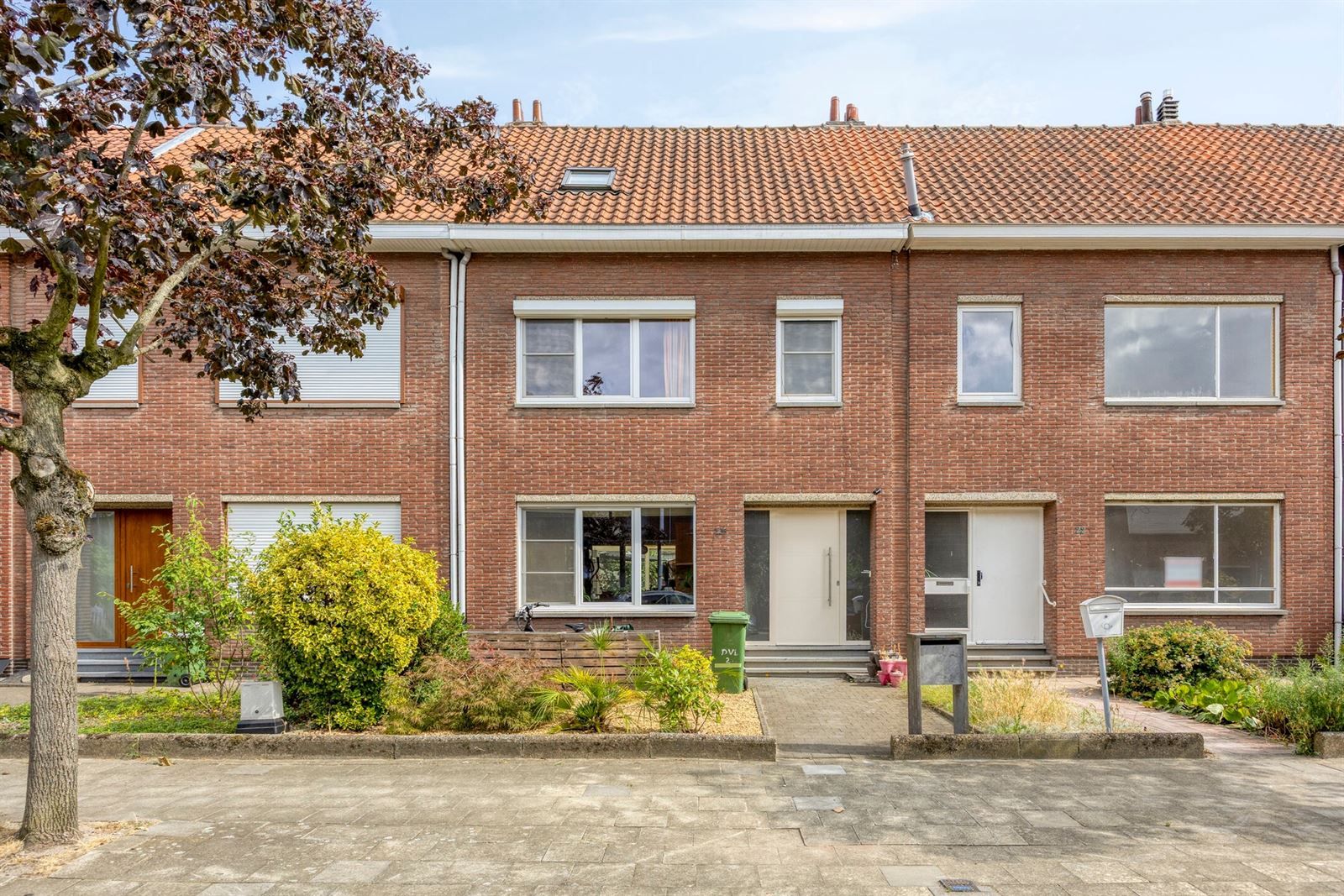Volledig gerenoveerde 4-slpk woning met garagebox