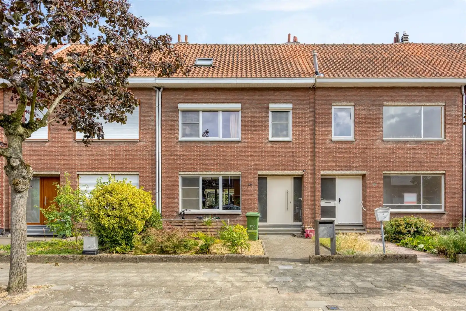 Hoofdfoto van de publicatie: Volledig gerenoveerde 4-slpk woning met garagebox