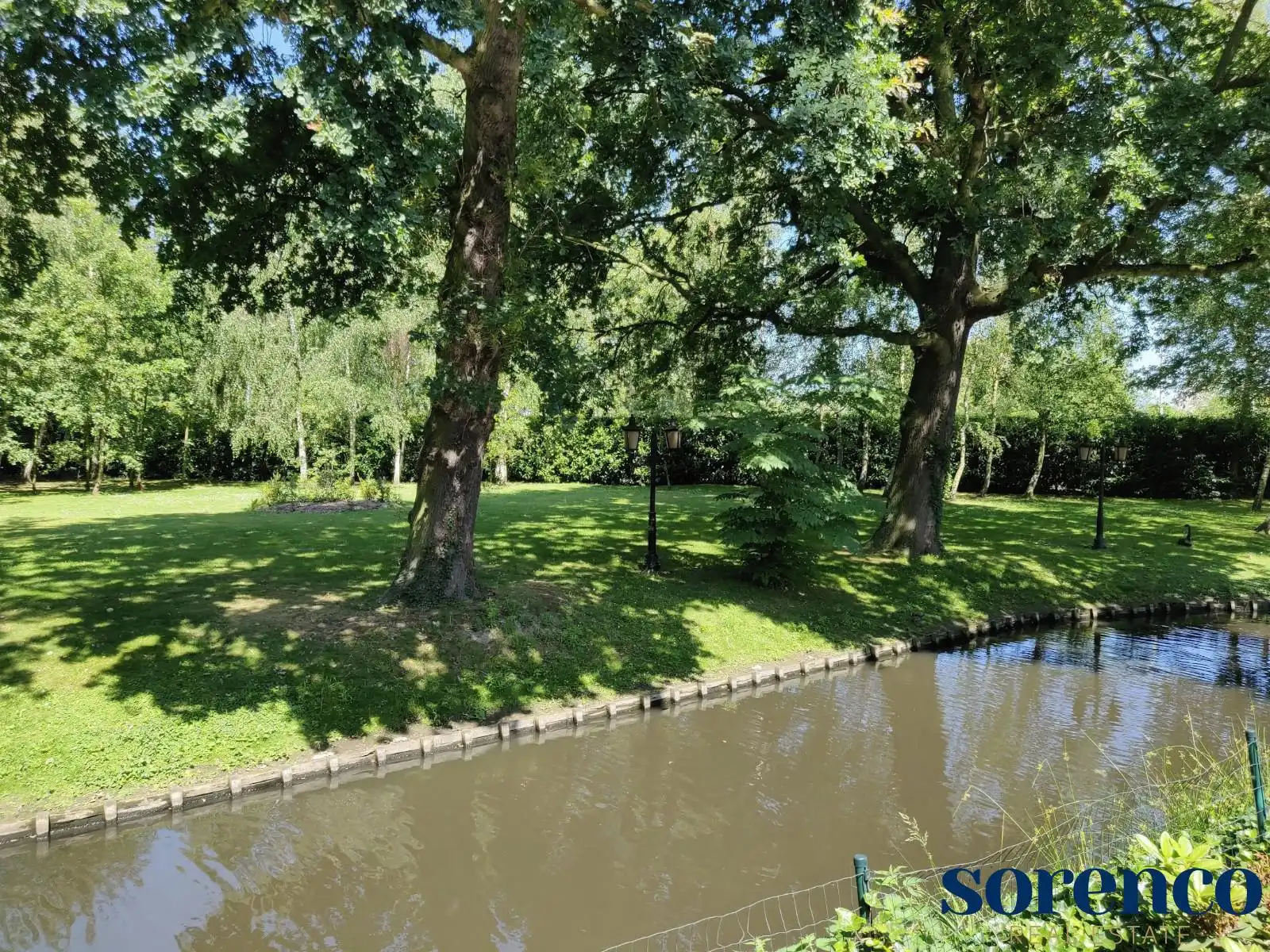 Unieke 4 slpkr villa in privatief domein in Edegem. foto 2