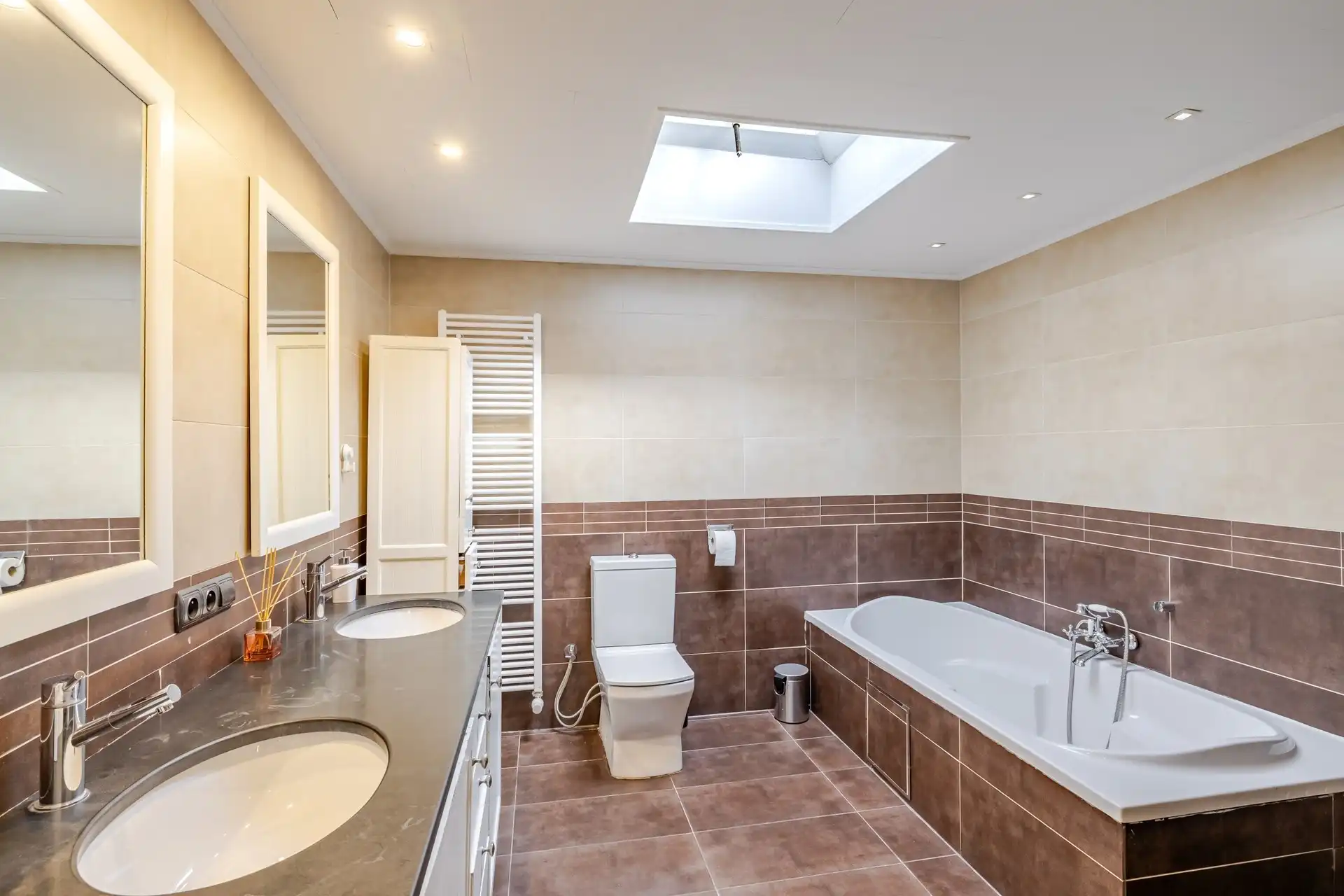 Instapklare woning met 4 slks, garage en aanpalende bouwgrond foto 9