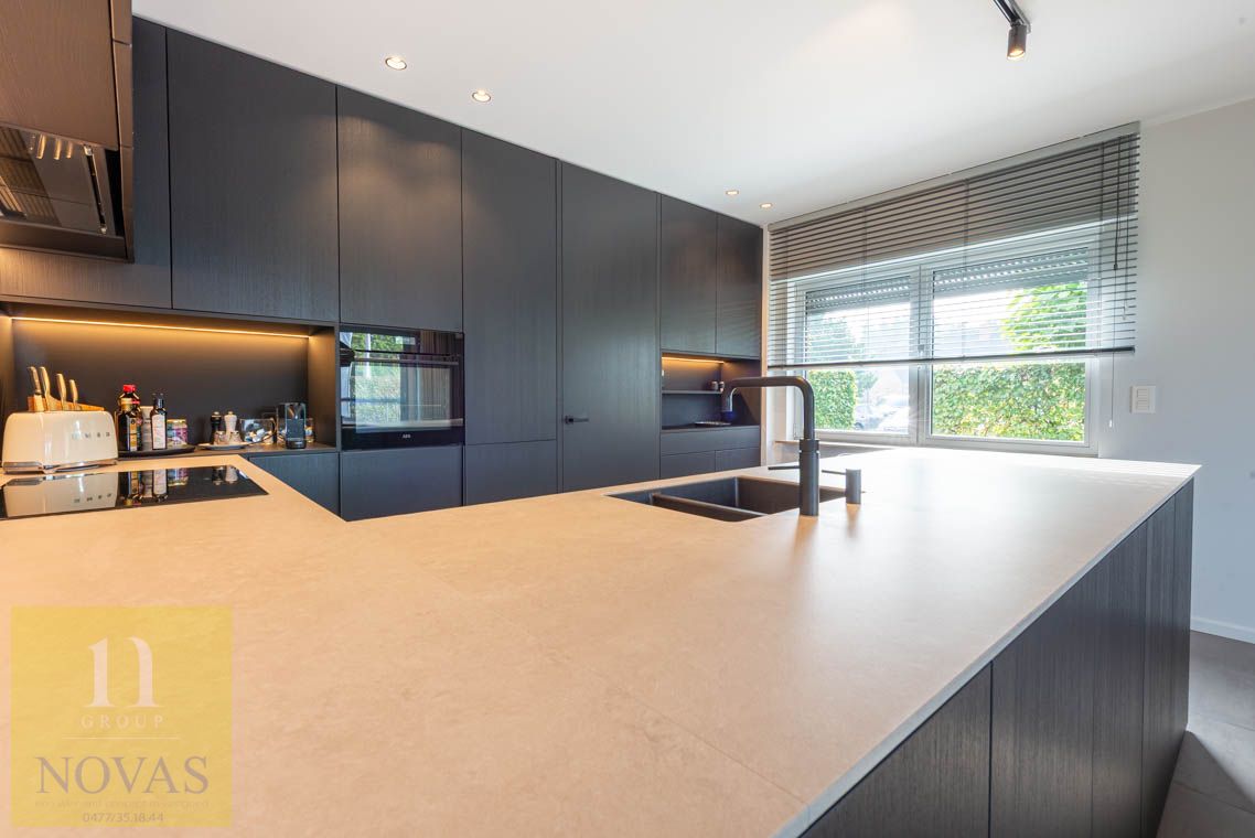 Ruime instapklare woning met 4 tot 5 slaapkamers, zonnepanelen, airco, inpandige garage en buitenstaanplaatsen foto 3